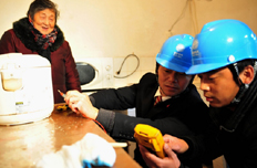 服務(wù)隊(duì)員為老人提供上門(mén)服務(wù)