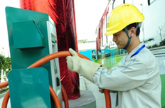 工作人員正在為電動(dòng)車(chē)充電