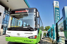 運(yùn)營(yíng)中的電動(dòng)公交車(chē)