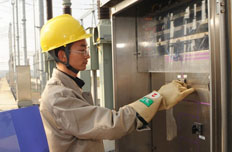 工人正在檢查設(shè)備