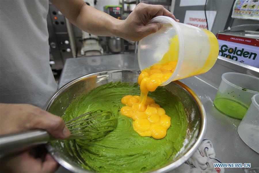 SINGAPORE-PANDAN CAKE-MAKING