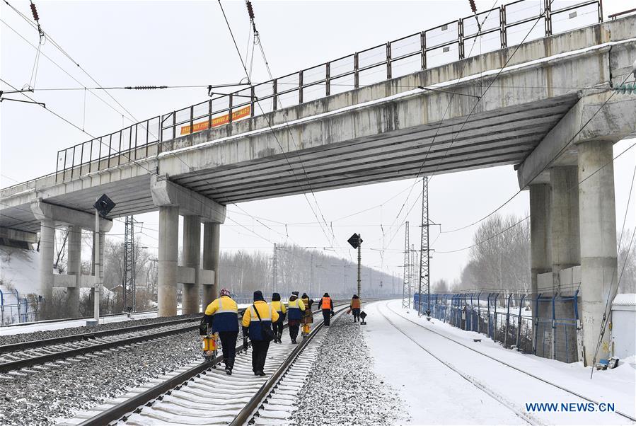 CHINA-CHANGCHUN-SPRING FESTIVAL TRAVEL RUSH-RAILWAY-WORKER (CN)