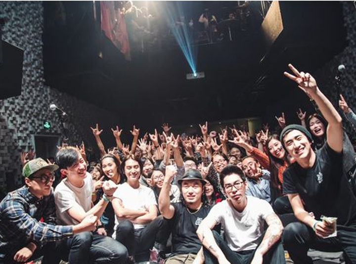 WHO&rsquo;S LISTENING？