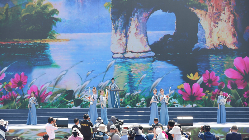 花語湖畔、香動凌源 女子水晶樂坊亮相第五屆中國凌源百合節