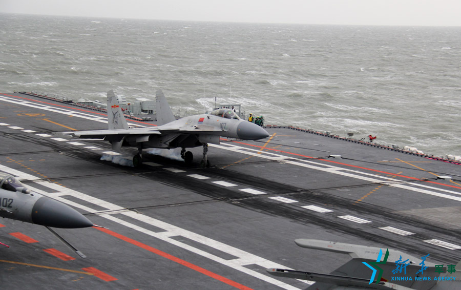 &uarr;資料圖片：艦載戰(zhàn)斗機(jī)下落著艦瞬間。