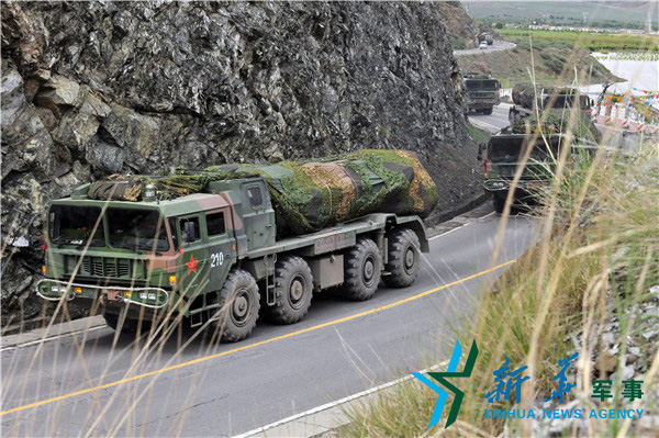 &uarr;向疏散隱蔽地域?qū)嵤└咚贆C(jī)動(dòng)。（宋來蕤攝）