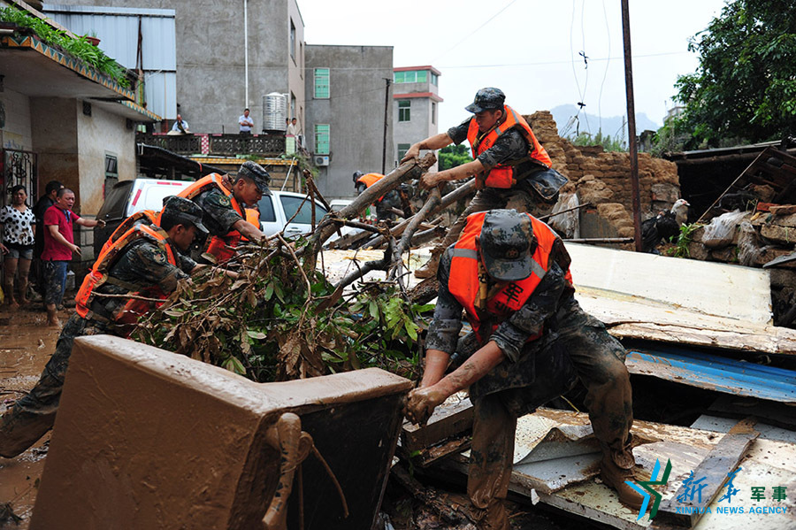 &uarr;第31集團軍某裝甲旅官兵幫助長泰恢復災后秩序。鐘晨菲攝