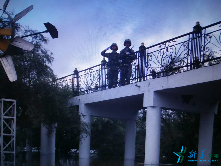 &uarr;中秋佳節(jié)，珍寶島的官兵在洪水中的堅(jiān)守。