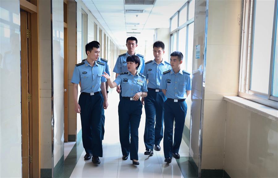 (圖文互動)(3)“白衣戰士”在沖鋒——記“最美新時代革命軍人”仲月霞