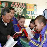 喬安山給小學生講雷鋒的故事。