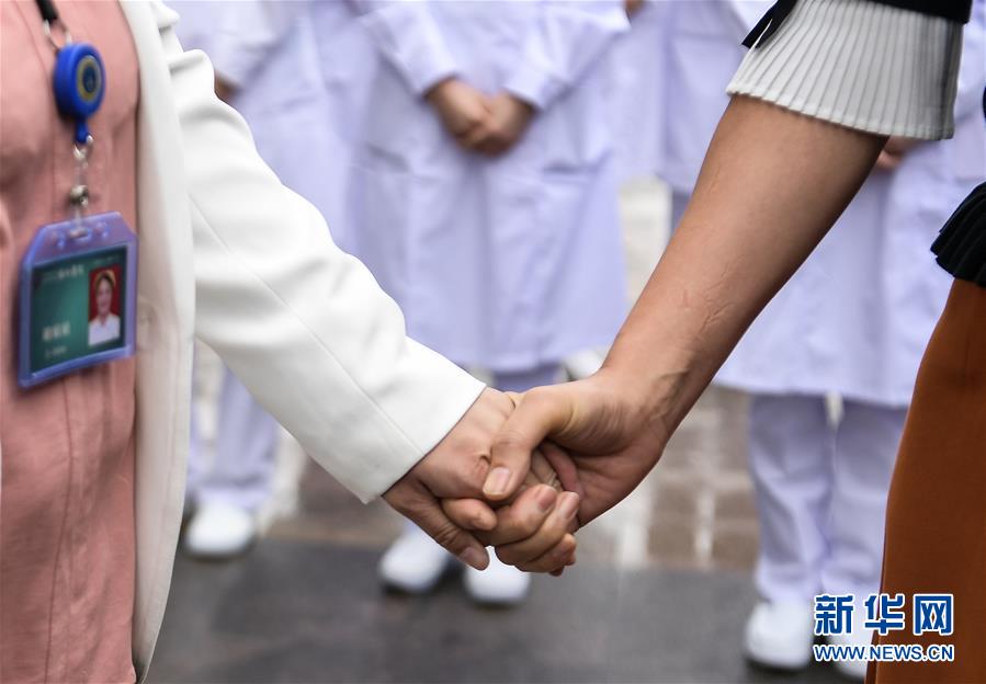 (社會(huì))(6)抗疫“戰(zhàn)友”重聚