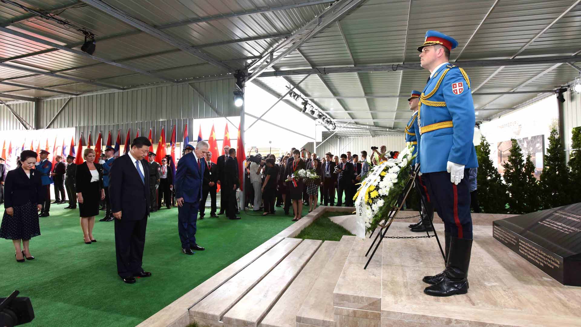 習近平和彭麗媛憑吊在我國駐南聯盟使館被炸事件中英勇犧牲的烈士