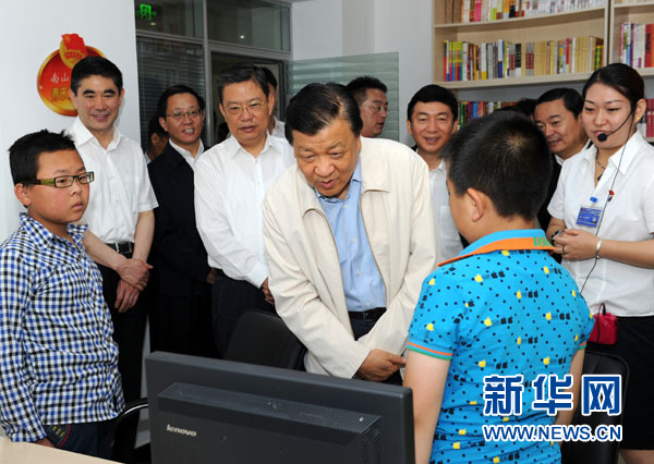 7月17日至19日，中共中央政治局常委、中央書記處書記劉云山在青海調研。這是7月18日，劉云山在西寧市南山西社區(qū)調研。 新華社記者饒愛民 攝