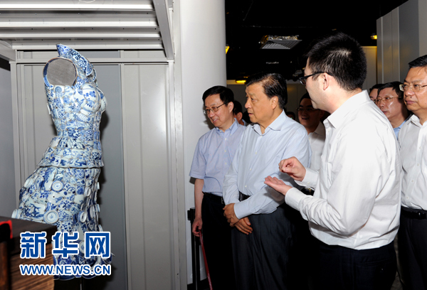 這是7月22日，劉云山在上海國家對外文化貿易基地調研。新華社記者 饒愛民 攝 