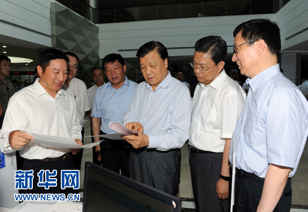  7月22日至23日，中共中央政治局常委、中央書記處書記劉云山在上海調研。這是7月22日，劉云山在中國（上海）自貿試驗區外高橋綜合服務大廳調研。新華社記者 饒愛民 攝 