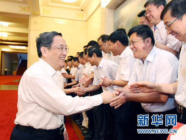 會前,俞正聲、張高麗接見援藏干部代表,向參加對口支援西藏工作的各地區各部門各單位和廣大援藏干部表示誠摯問候。新華社記者 姚大偉 攝 會前,俞正聲、張高麗接見援藏干部代表,向參加對口支援西藏工作的各地區各部門各單位和廣大援藏干部表示誠摯問候。新華社記者 姚大偉 攝