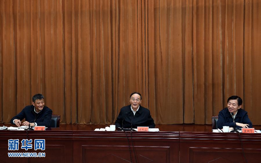 3月27日至28日，中共中央政治局常委、中央紀(jì)委書記王岐山到河南省調(diào)研，并主持召開(kāi)座談會(huì)。這是3月28日王岐山在河南林州主持召開(kāi)座談會(huì)。 新華社記者 饒愛(ài)民 攝