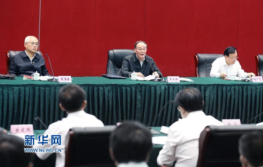 5月8日至10日，中共中央政治局常委、中央紀(jì)委書(shū)記王岐山到浙江省調(diào)研，并主持召開(kāi)部分省區(qū)市紀(jì)委書(shū)記座談會(huì)。這是5月9日，王岐山在嘉興主持召開(kāi)部分省區(qū)市紀(jì)委書(shū)記座談會(huì)。新華社記者 姚大偉 攝 