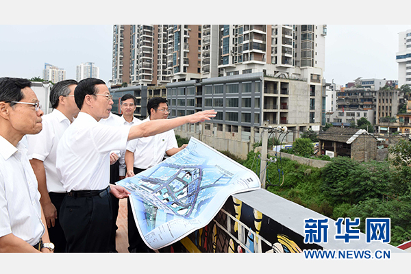 9月16日至18日,中共中央政治局常委、國務院副總理張高麗在廣西調研。這是9月16日,張高麗實地考察南寧水街棚戶區改造項目現場。 新華社記者張鐸攝 9月16日至18日,中共中央政治局常委、國務院副總理張高麗在廣西調研。這是9月16日,張高麗實地考察南寧水街棚戶區改造項目現場。 新華社記者張鐸攝