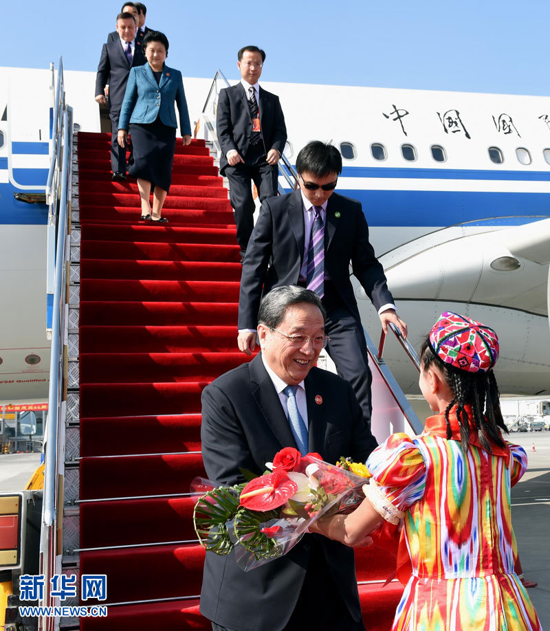 9月25日，以中共中央政治局常委、全國政協主席俞正聲為團長的中央代表團飛抵烏魯木齊，出席新疆維吾爾自治區成立60周年慶祝活動。新華社記者 饒愛民 攝