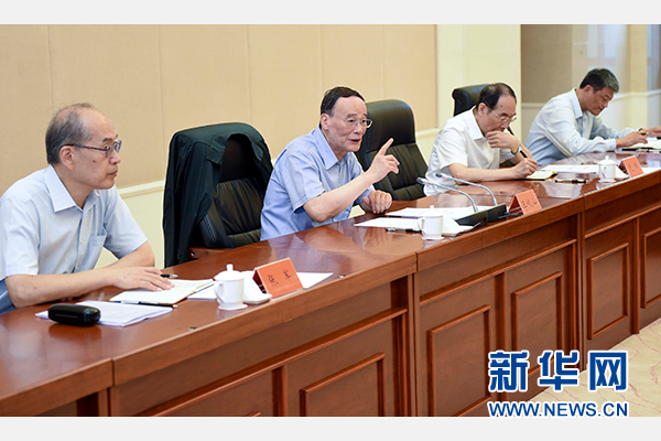 9月24日至26日，中共中央政治局常委、中央紀(jì)委書記王岐山在福建調(diào)研。這是9月25日，王岐山在上杭縣古田鎮(zhèn)主持召開座談會(huì)，聽取黨員和群眾代表對(duì)修訂廉政準(zhǔn)則和黨紀(jì)處分條例的意見建議。新華社記者張鐸攝