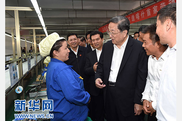 這是俞正聲等在喀什經濟開發區深圳產業園視察電子產品生產線,并與現場工人親切交流。新華社記者 饒愛民 攝 這是俞正聲等在喀什經濟開發區深圳產業園視察電子產品生產線,并與現場工人親切交流。新華社記者 饒愛民 攝