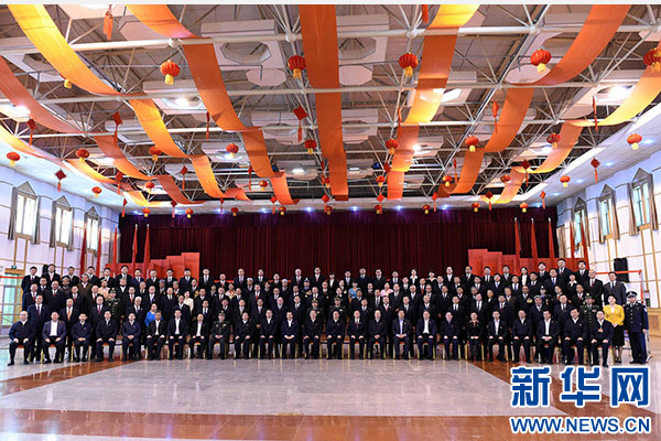 這是俞正聲同喀什地區有關負責同志、各界人士代表、援疆干部代表合影留念。新華社記者 饒愛民 攝 這是俞正聲同喀什地區有關負責同志、各界人士代表、援疆干部代表合影留念。新華社記者 饒愛民 攝