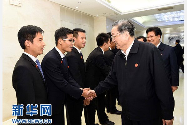 這是俞正聲會見在喀什地區鄉鎮工作的內地高校畢業生代表。新華社記者 饒愛民 攝 這是俞正聲會見在喀什地區鄉鎮工作的內地高校畢業生代表。新華社記者 饒愛民 攝