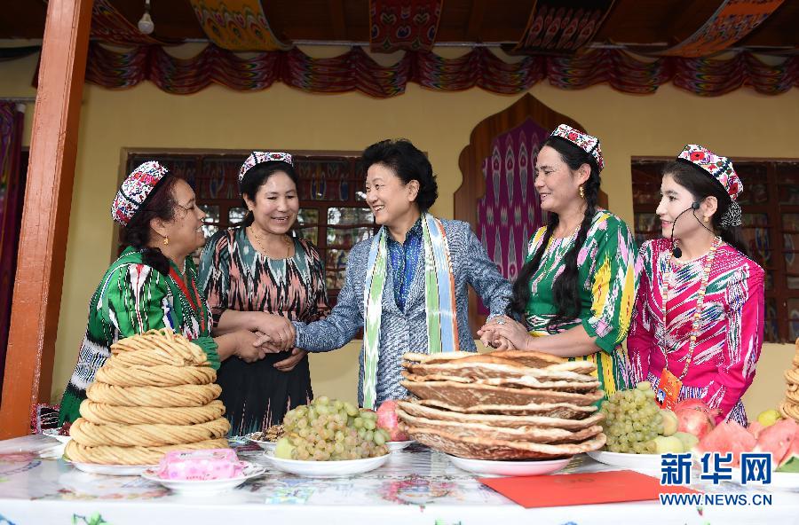 9月26日,中共中央政治局委員、國務(wù)院副總理、中央代表團(tuán)副團(tuán)長劉延?xùn)|率中央代表團(tuán)分團(tuán)到和田地區(qū)看望慰問各族干部群眾。這是劉延?xùn)|在和田市吉亞鄉(xiāng)喀勒塔吐格曼村與維吾爾族群眾在一起。新華社記者張領(lǐng)攝 9月26日,中共中央政治局委員、國務(wù)院副總理、中央代表團(tuán)副團(tuán)長劉延?xùn)|率中央代表團(tuán)分團(tuán)到和田地區(qū)看望慰問各族干部群眾。這是劉延?xùn)|在和田市吉亞鄉(xiāng)喀勒塔吐格曼村與維吾爾族群眾在一起。新華社記者張領(lǐng)攝