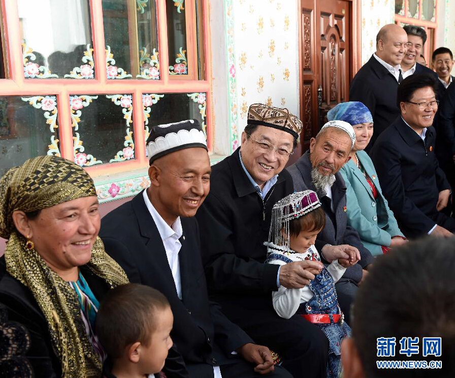 9月27日,中共中央政治局常委、全國政協主席、中央代表團團長俞正聲率中央代表團部分成員赴喀什地區莎車縣看望各族干部群眾。這是俞正聲在莎車縣艾力西湖鎮21村看望維吾爾族村民阿布來提·阿不力孜一家。新華社記者 饒愛民 攝 9月27日,中共中央政治局常委、全國政協主席、中央代表團團長俞正聲率中央代表團部分成員赴喀什地區莎車縣看望各族干部群眾。這是俞正聲在莎車縣艾力西湖鎮21村看望維吾爾族村民阿布來提·阿不力孜一家。新華社記者 饒愛民 攝