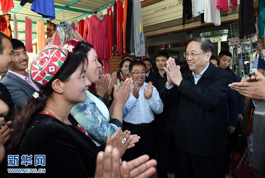 9月27日,中共中央政治局常委、全國政協主席、中央代表團團長俞正聲率中央代表團部分成員赴喀什地區莎車縣看望各族干部群眾。這是俞正聲在莎車縣艾力西湖鎮21村看望慰問維吾爾族群眾。新華社記者 饒愛民 攝 9月27日,中共中央政治局常委、全國政協主席、中央代表團團長俞正聲率中央代表團部分成員赴喀什地區莎車縣看望各族干部群眾。這是俞正聲在莎車縣艾力西湖鎮21村看望慰問維吾爾族群眾。新華社記者 饒愛民 攝