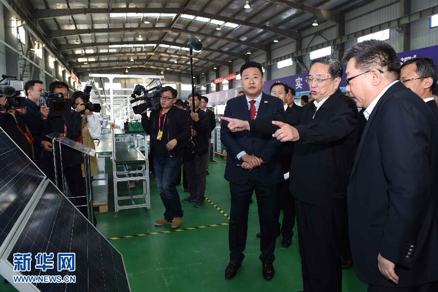 9月28日，中共中央政治局常委、全國政協(xié)主席、中央代表團團長俞正聲率中央代表團部分成員赴祖國最西端的新疆克孜勒蘇柯爾克孜自治州看望慰問各族干部群眾。這是俞正聲來到阿圖什市昆山產業(yè)園新疆中興能源公司視察工作。新華社記者 饒愛民 攝