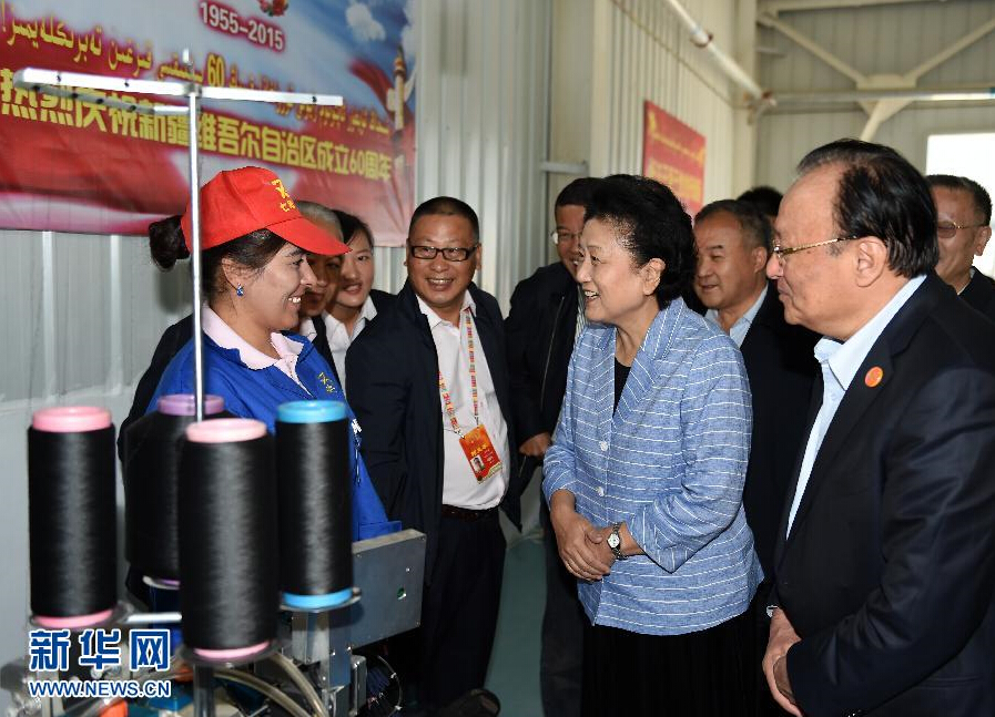 9月28日,中共中央政治局委員、國務院副總理、中央代表團副團長劉延東率中央代表團分團赴阿克蘇地區、伊犁哈薩克自治州慰問,與各族干部群眾共度節日、共享歡樂。這是劉延東在阿克蘇紡織工業城慰問棉紡工人。新華社記者張領攝 9月28日,中共中央政治局委員、國務院副總理、中央代表團副團長劉延東率中央代表團分團赴阿克蘇地區、伊犁哈薩克自治州慰問,與各族干部群眾共度節日、共享歡樂。這是劉延東在阿克蘇紡織工業城慰問棉紡工人。新華社記者張領攝