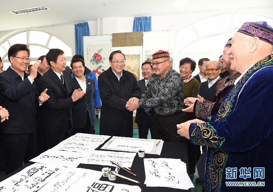 9月29日，中共中央政治局常委、全國政協主席、中央代表團團長俞正聲率中央代表團部分成員赴阿勒泰地區看望各族干部群眾。這是俞正聲來到阿勒泰地區老年人活動中心，觀看老同志書畫展，同老同志親切交談。新華社記者 高潔 攝