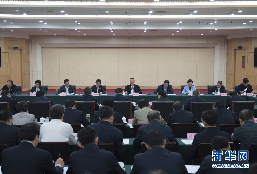 10月22日至23日，中共中央政治局常委、國務(wù)院副總理張高麗在山東調(diào)研扶貧工作情況。這是10月23日，張高麗在菏澤市主持召開扶貧工作座談會。 新華社記者 王曄 攝