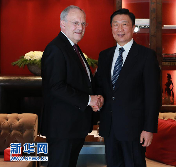 1月21日,中國(guó)國(guó)家副主席李源潮(右)在瑞士達(dá)沃斯會(huì)見(jiàn)瑞士聯(lián)邦主席施奈德-阿曼。 新華社記者羅歡歡攝 1月21日,中國(guó)國(guó)家副主席李源潮(右)在瑞士達(dá)沃斯會(huì)見(jiàn)瑞士聯(lián)邦主席施奈德-阿曼。 新華社記者羅歡歡攝