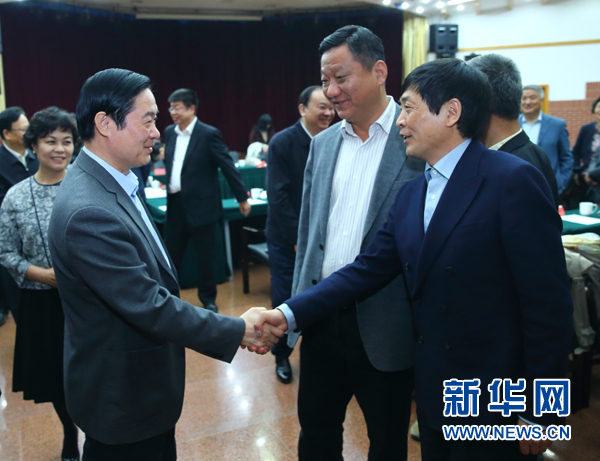 4月12日,中共中央政治局委員、中央書(shū)記處書(shū)記、中宣部部長(zhǎng)劉奇葆在北京出席“走向世界的中國(guó)兒童文學(xué)”座談會(huì)并講話。這是座談會(huì)后,劉奇葆與國(guó)際安徒生獎(jiǎng)獲得者、兒童文學(xué)作家曹文軒握手。新華社記者丁海濤攝 4月12日,中共中央政治局委員、中央書(shū)記處書(shū)記、中宣部部長(zhǎng)劉奇葆在北京出席“走向世界的中國(guó)兒童文學(xué)”座談會(huì)并講話。這是座談會(huì)后,劉奇葆與國(guó)際安徒生獎(jiǎng)獲得者、兒童文學(xué)作家曹文軒握手。新華社記者丁海濤攝