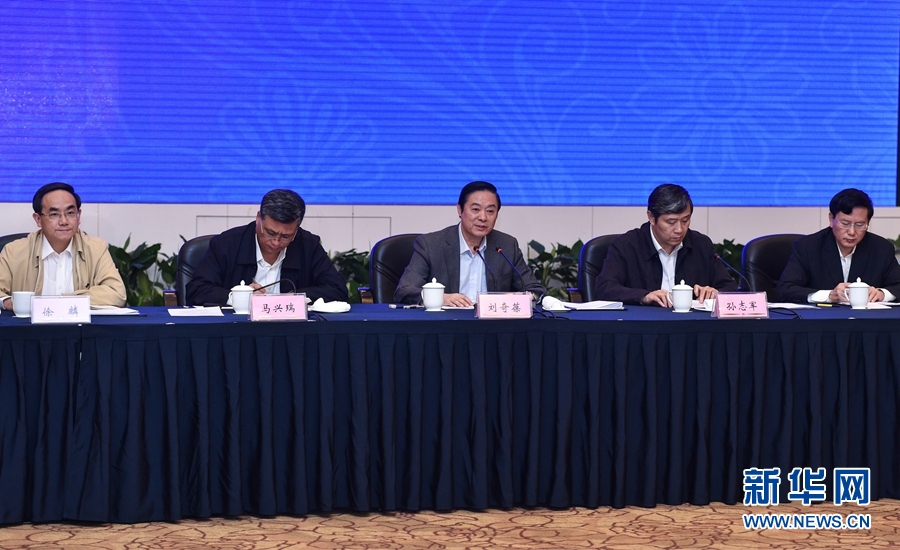 5月12日,中宣部在深圳召開以新發(fā)展理念引領(lǐng)文化改革發(fā)展座談會。中共中央政治局委員、中央書記處書記、中宣部部長劉奇葆出席會議并講話。新華社記者 毛思倩 攝 5月12日,中宣部在深圳召開以新發(fā)展理念引領(lǐng)文化改革發(fā)展座談會。中共中央政治局委員、中央書記處書記、中宣部部長劉奇葆出席會議并講話。新華社記者 毛思倩 攝