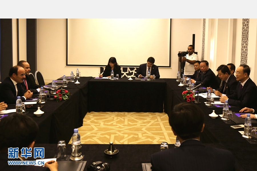 9月19日,在摩洛哥首都拉巴特,中共中央書記處書記、全國政協副主席杜青林(右一)會見摩洛哥真實性與現代黨總書記奧馬里(左一)。應摩洛哥參議院邀請,中共中央書記處書記、全國政協副主席杜青林于18日至20日率中共代表團訪摩,分別會見政府首腦本·基蘭、參議長本希馬、真實性與現代黨總書記奧馬里等。新華社記者劉鍇攝 9月19日,在摩洛哥首都拉巴特,中共中央書記處書記、全國政協副主席杜青林(右一)會見摩洛哥真實性與現代黨總書記奧馬里(左一)。應摩洛哥參議院邀請,中共中央書記處書記、全國政協副主席杜青林于18日至20日率中共代表團訪摩,分別會見政府首腦本·基蘭、參議長本希馬、真實性與現代黨總書記奧馬里等。新華社記者劉鍇攝