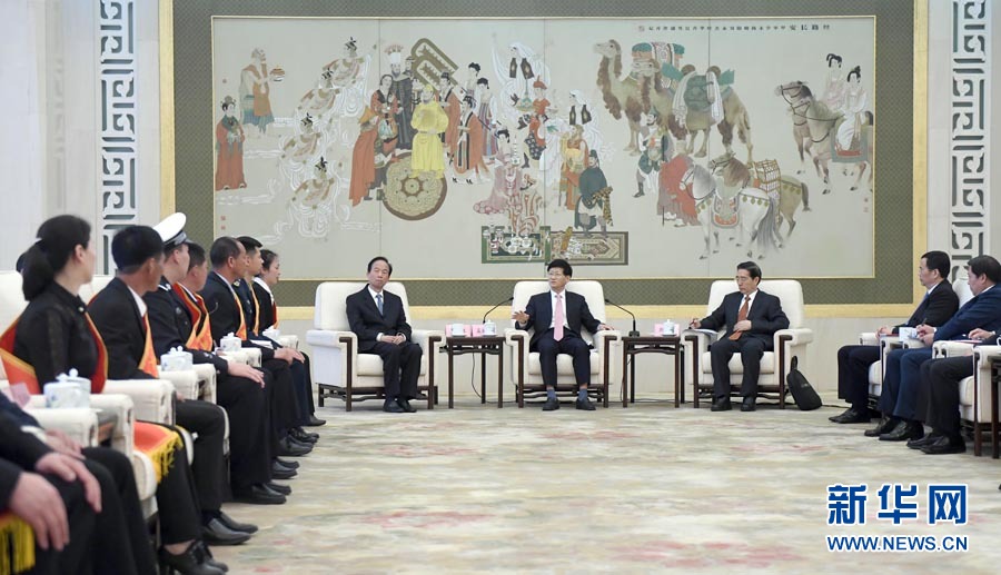 4月24日，第十三屆全國見義勇為英雄模范表彰大會在北京人民大會堂召開。會前，中共中央政治局委員、中央政法委書記孟建柱與見義勇為英雄模范及家屬代表座談。國務委員、公安部部長郭聲琨出席座談會并在表彰大會上講話。新華社記者 張鐸 攝