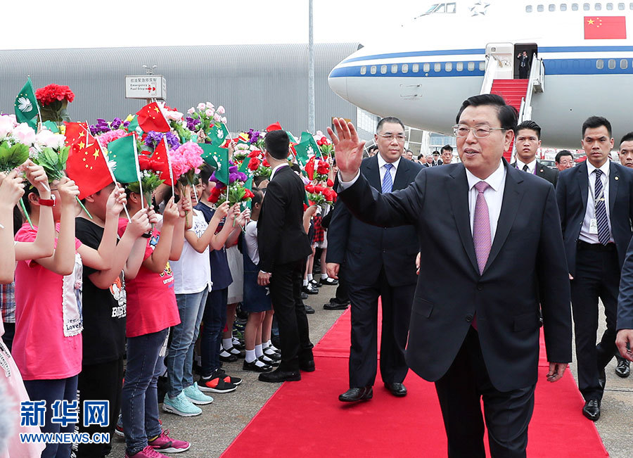 5月8日至10日，中共中央政治局常委、全國人大常委會委員長張德江視察澳門特別行政區。這是5月8日，張德江抵達澳門國際機場。 新華社記者龐興雷 攝 