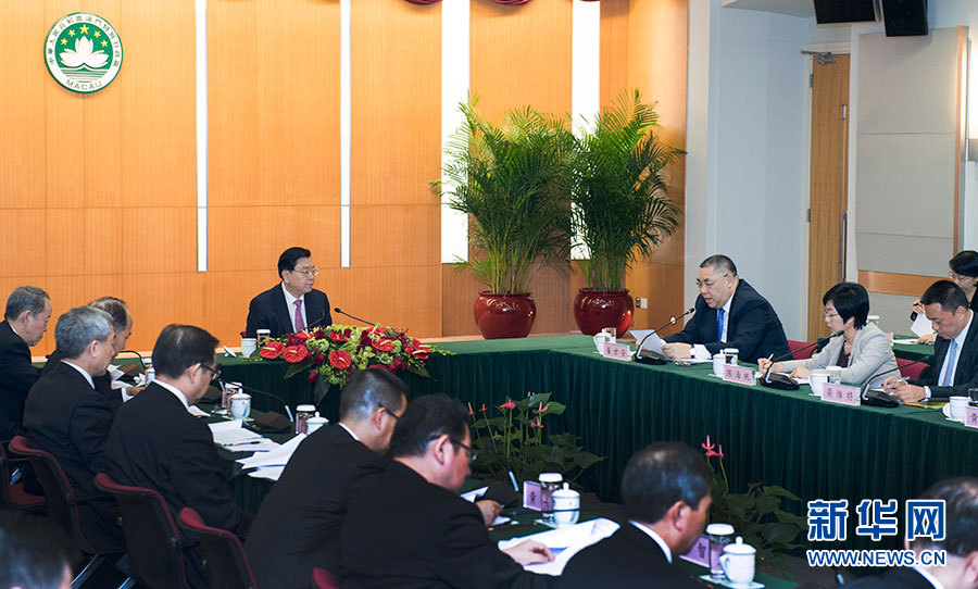 5月8日至10日，中共中央政治局常委、全國人大常委會委員長張德江視察澳門特別行政區。這是5月8日，張德江聽取澳門特別行政區政府工作匯報。新華社記者 李學仁 攝