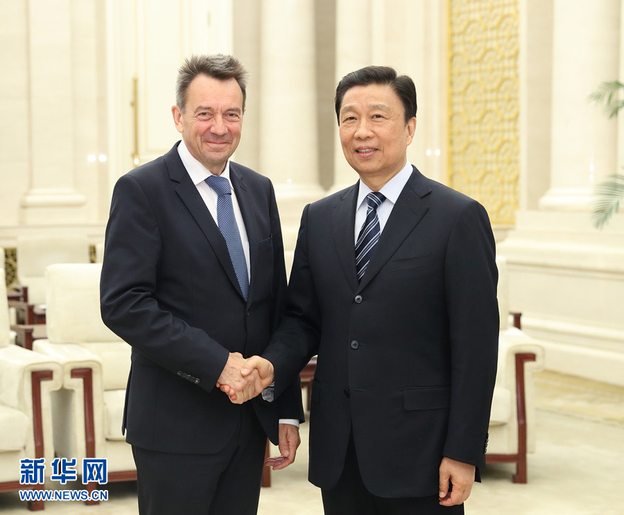 5月15日,國家副主席、中國紅十字會名譽會長李源潮在北京會見來華出席“一帶一路”國際合作高峰論壇的紅十字國際委員會主席莫雷爾。新華社記者 王曄 攝 5月15日,國家副主席、中國紅十字會名譽會長李源潮在北京會見來華出席“一帶一路”國際合作高峰論壇的紅十字國際委員會主席莫雷爾。新華社記者 王曄 攝