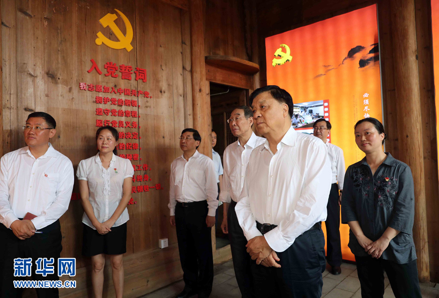 6月8日至10日，中共中央政治局常委、中央書記處書記劉云山在福建調(diào)研。這是6月9日，劉云山專程來到政和縣石圳村，深入了解廖俊波的事跡。新華社記者 劉衛(wèi)兵 攝