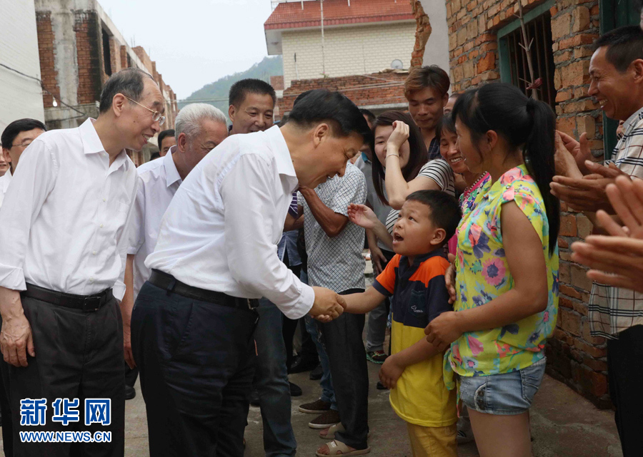 6月8日至10日，中共中央政治局常委、中央書記處書記劉云山在福建調(diào)研。這是6月9日，劉云山在福安市溪邳村走訪群眾家庭。新華社記者 劉衛(wèi)兵 攝
