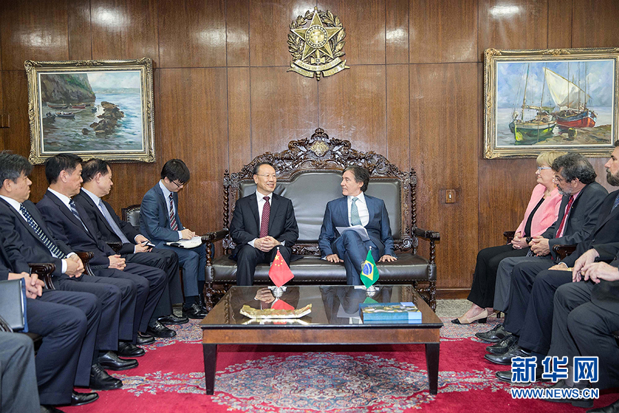 7月11日,在巴西首都巴西利亞,中共中央書記處書記、全國政協(xié)副主席杜青林(中左)會見巴西參議院議長歐尼西奧·奧利維拉(中右)。新華社記者李明攝 7月11日,在巴西首都巴西利亞,中共中央書記處書記、全國政協(xié)副主席杜青林(中左)會見巴西參議院議長歐尼西奧·奧利維拉(中右)。新華社記者李明攝