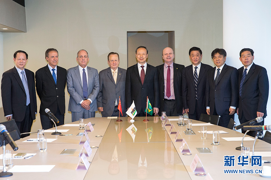 7月11日,在巴西首都巴西利亞,中共中央書記處書記、全國政協(xié)副主席杜青林(中)會見巴西民主運(yùn)動(dòng)黨總書記毛羅·洛佩斯(左四)。新華社記者李明攝 7月11日,在巴西首都巴西利亞,中共中央書記處書記、全國政協(xié)副主席杜青林(中)會見巴西民主運(yùn)動(dòng)黨總書記毛羅·洛佩斯(左四)。新華社記者李明攝