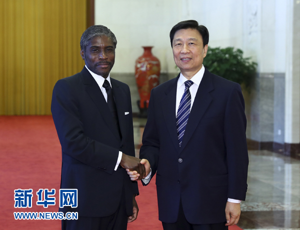 7月13日,中國國家副主席李源潮在北京人民大會堂與赤道幾內(nèi)亞副總統(tǒng)曼格會談。 新華社記者 謝環(huán)馳 攝 7月13日,中國國家副主席李源潮在北京人民大會堂與赤道幾內(nèi)亞副總統(tǒng)曼格會談。 新華社記者 謝環(huán)馳 攝