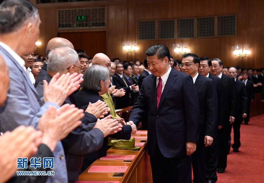 7月28日，慶祝中國人民解放軍建軍90周年文藝晚會《在黨的旗幟下》在北京人民大會堂舉行。中共中央總書記、國家主席、中央軍委主席習近平和李克強、張德江、俞正聲、劉云山、王岐山、張高麗等黨和國家領導人，與首都3000多名各界群眾一起觀看演出。演出開始前，習近平等與老戰士、老同志代表和&ldquo;八一勛章&rdquo;獲得者親切握手。新華社記者 李學仁 攝