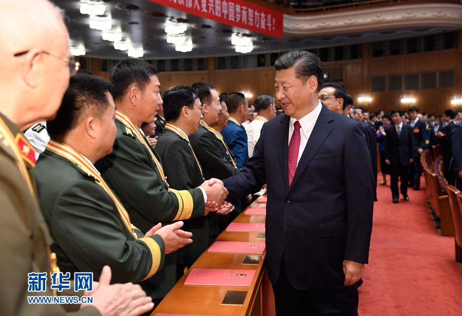 7月28日，慶祝中國人民解放軍建軍90周年文藝晚會《在黨的旗幟下》在北京人民大會堂舉行。中共中央總書記、國家主席、中央軍委主席習近平和李克強、張德江、俞正聲、劉云山、王岐山、張高麗等黨和國家領導人，與首都3000多名各界群眾一起觀看演出。演出開始前，習近平等與老戰士、老同志代表和&ldquo;八一勛章&rdquo;獲得者親切握手。新華社記者 李學仁 攝